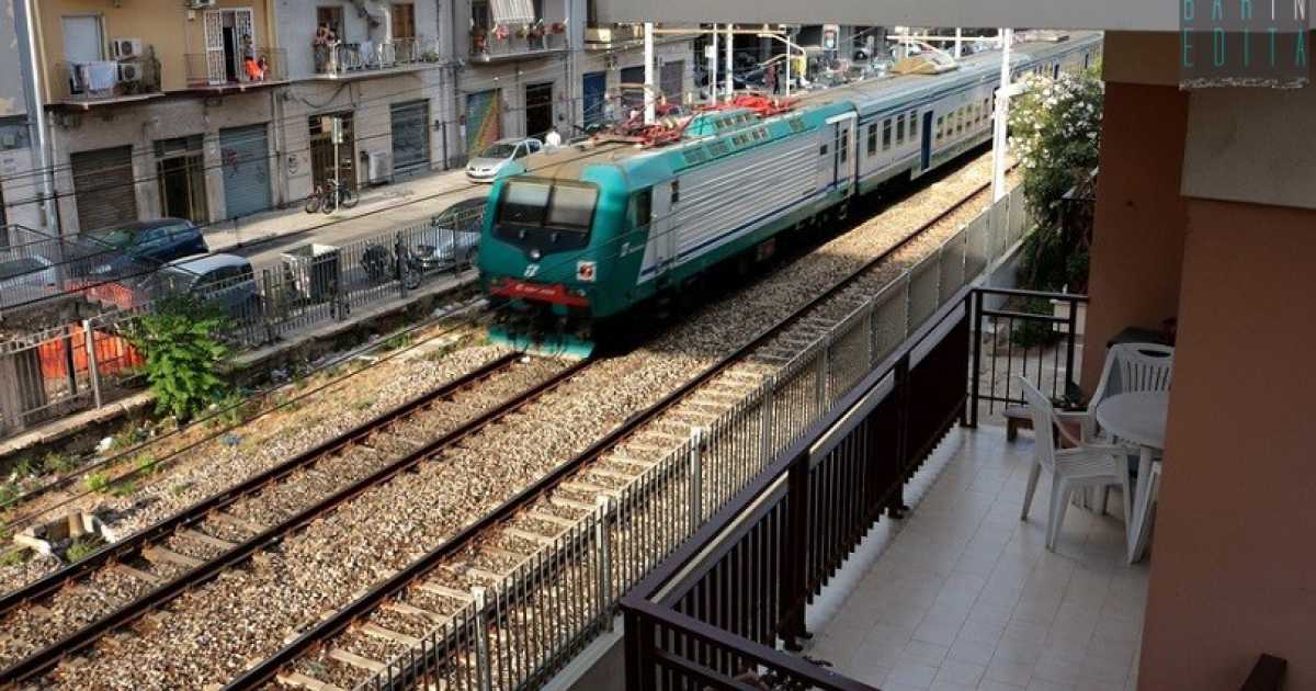 Bari, tra Madonnella e Japigia: l� dove i treni "entrano" nelle case